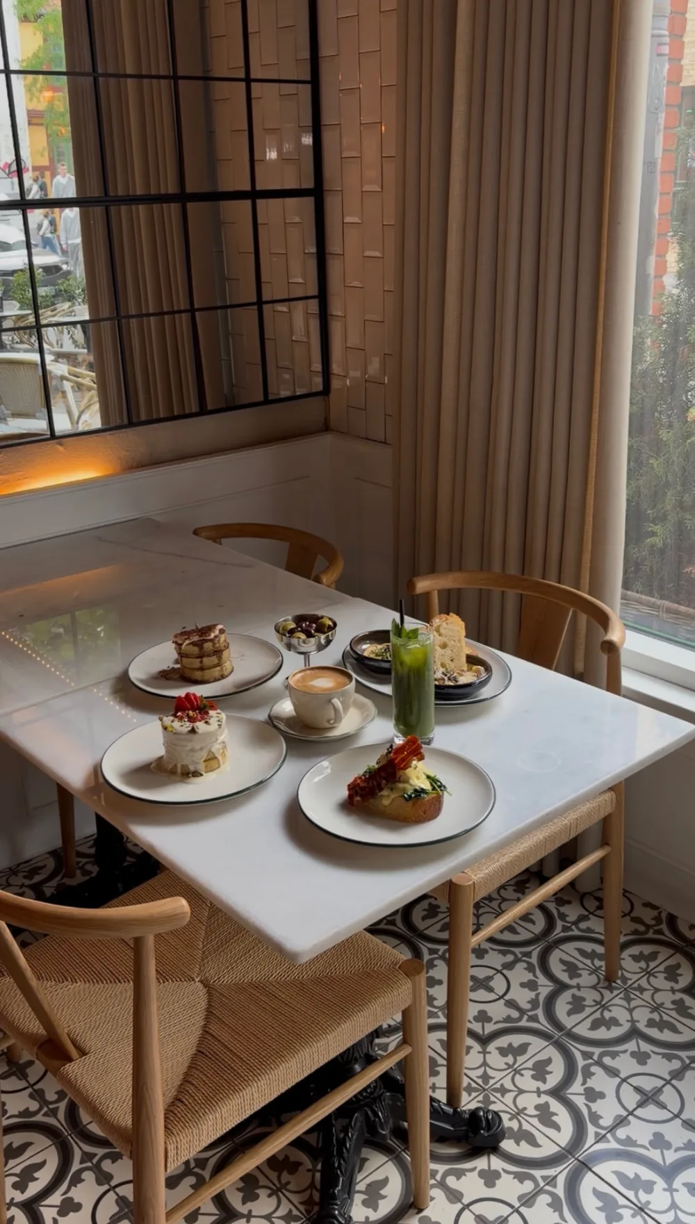 Dækket brunchbord ved vinduet i CAVUs restaurant i Vestergade