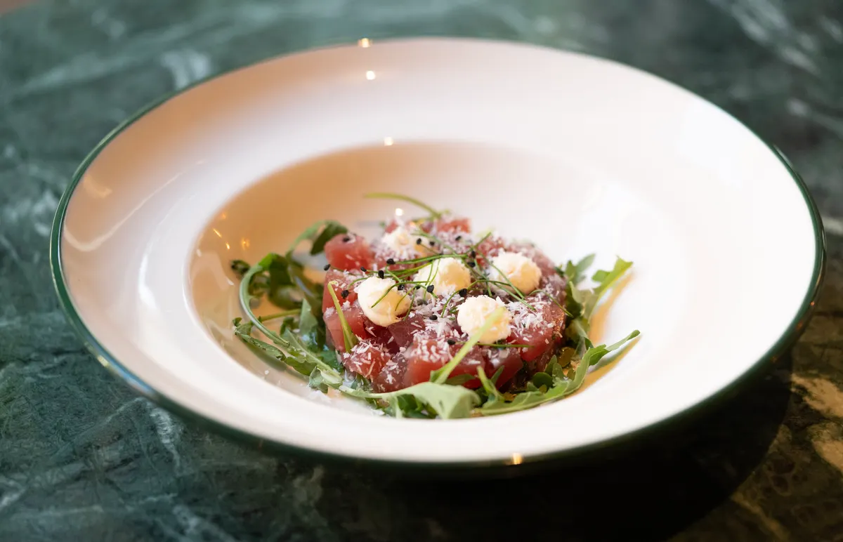 Tuna tatar anrettet i dyb tallerken med urter og feta