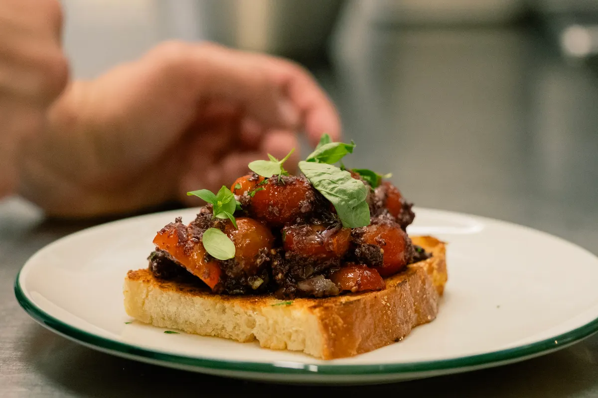 Bruschetta med karamelliserede tomater og basilikum på hjemmebagt brød